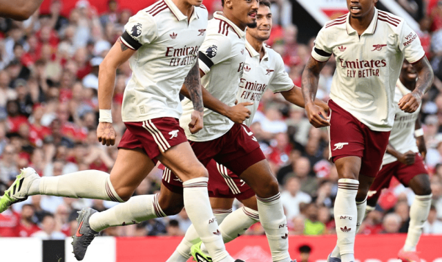 红魔门将送礼，枪手铁卫一剑封喉！阿森纳1-0曼联，拒绝百场失利