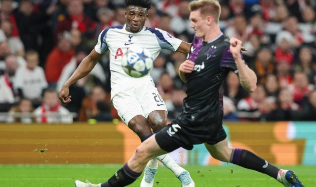 欧冠联赛阶段第6轮：热刺3-0布拉格斯拉维亚 西蒙斯造点破门库杜斯点射