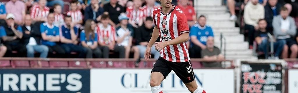 沃尔夫斯堡出价1000万镑求购桑德兰后卫特雷-休姆：德甲新星的崛起与市场动态分析