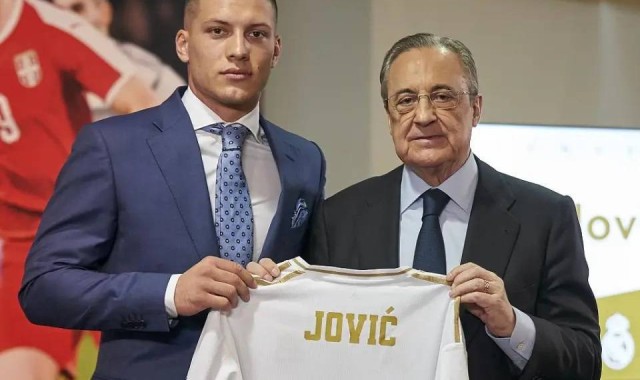 从法兰克福买前锋须谨慎！皇马、曼城都吃过亏，利物浦买埃基蒂克风险太大