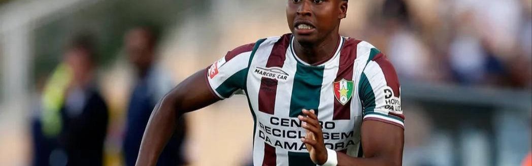 穆里尼奥与加拉塔萨雷左路争锋升级：先隔空较量抢人，后转身开启转会合作