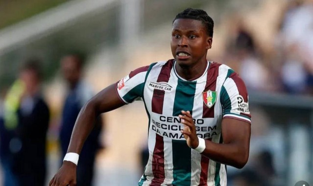 穆里尼奥与加拉塔萨雷左路争锋升级：先隔空较量抢人，后转身开启转会合作