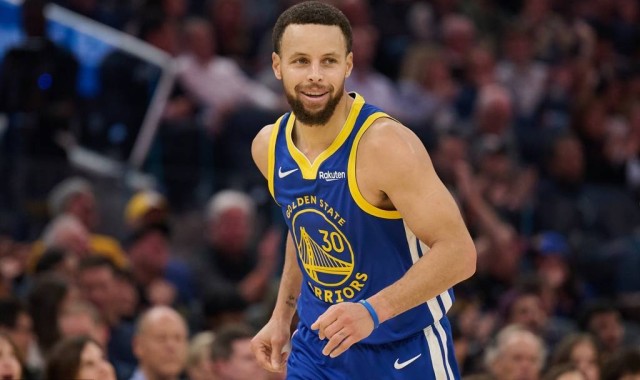 库里31+7+7巴特勒21分 字母哥空砍34分勇士力克雄鹿